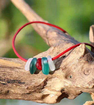 Schmuck aus Seeglas - Halskette Red Sea, Lederband mit Strandscherben in Rot, Türkis und Weiß