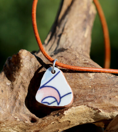 Schmuck mit Strandscherben aus Keramik, Meerkeramik. Halskette mit Scherbe Welle am Lederband.