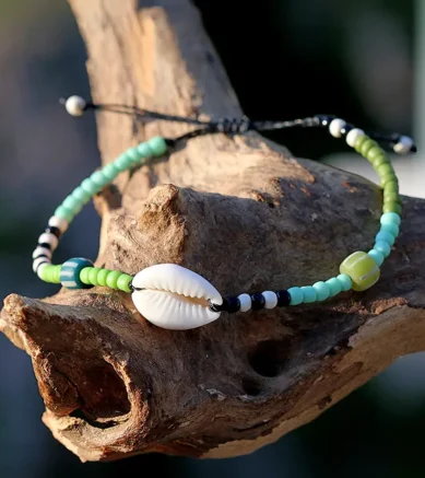 Zartes Armband mit kleinen 3 mm Rocailles und Kaurimuschel