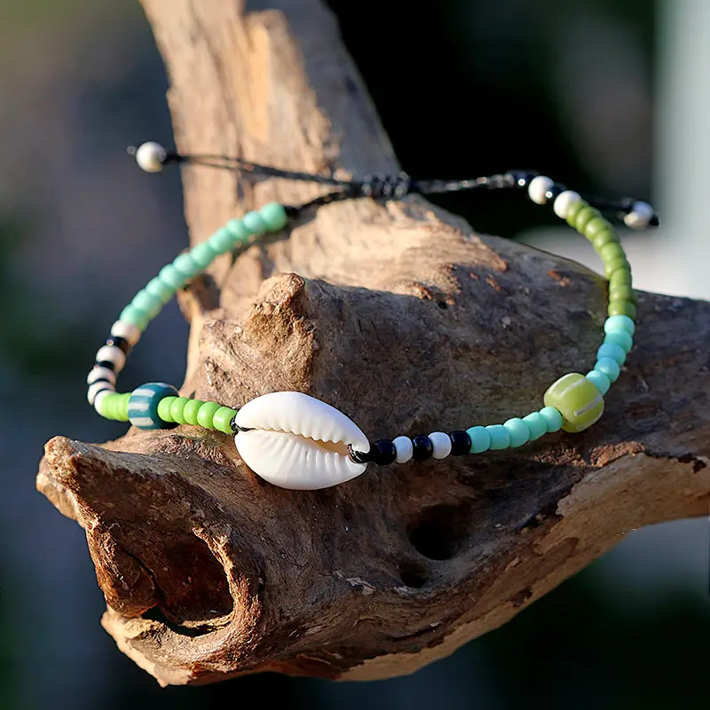 Zartes Armband mit kleinen 3 mm Rocailles und Kaurimuschel
