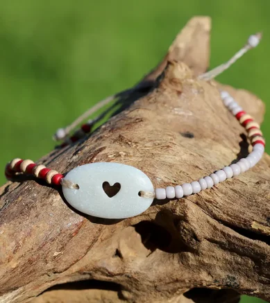 Armband mit Strandstein / Kieselstein mit von Hand gebohrtem Herz und kleinen Glasperlen