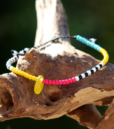 Armbändchen mit Seeglas / Meerglas / Strandglas und kleinen bunten Rocailles - Glasperlen