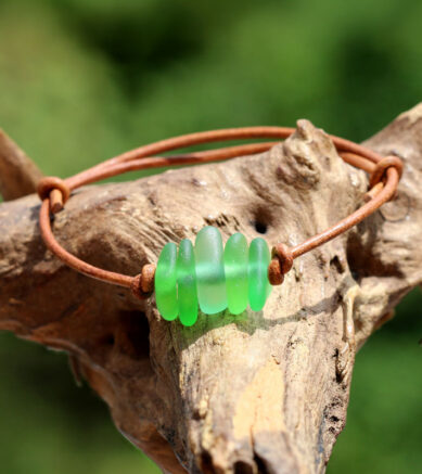 Armband aus Leder mit Strandscherben / Seeglas / Strandglas in Grün.