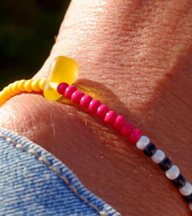 Armbändchen mit Seeglas / Meerglas / Strandglas und kleinen bunten Rocailles - Glasperlen