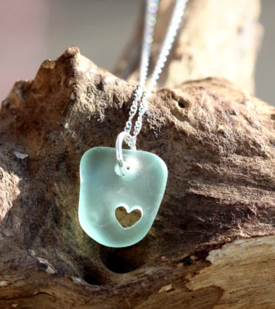 Halskette aus 925 Sterling Silber mit Seeglas / Meerglas, Herz, handgemacht, hellblau