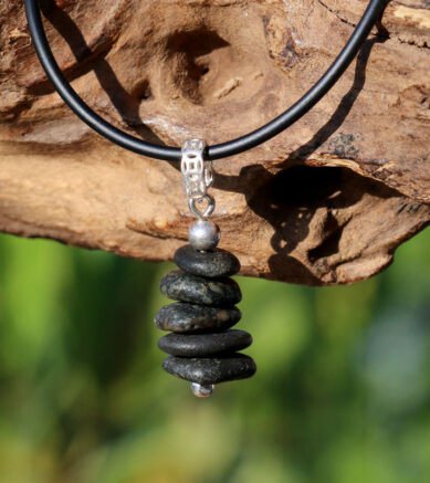 Schmuck aus Kieselsteinen - Halsband / Halskette Steinmännchen - Kautschukband mit Strandsteinen / Kieselsteinen