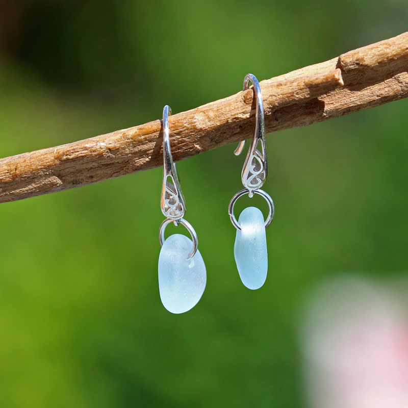 Ohrhänger / Ohrringe mit Seeglas / Meerglas in hellem Blau, echt Silber, Ethno