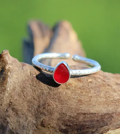 Schmuck aus Strandglas und 925 Sterling Silber, Ring Ocean Drop mit Seeglas in Rot.