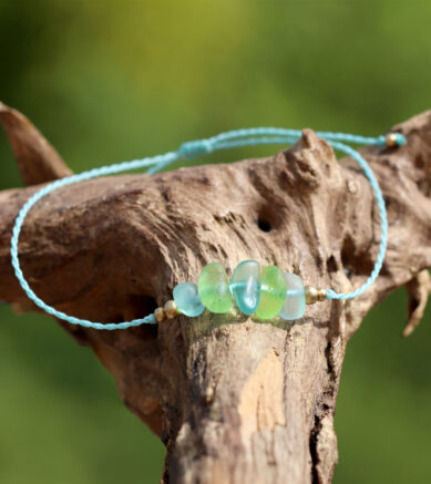 Zartes Fussbaendchen mit Strandscherben / Seeglas in Tuerkis - Gruen