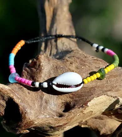 Buntes Perlen - Armband mit Cowrie - Muschel und Seeglas / Strandscherben. Individueller Schmuck aus Strandgut.