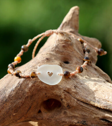 Makramee - Armband mit Seeglas / Strandglas mit Herz und Perlen Tigerauge