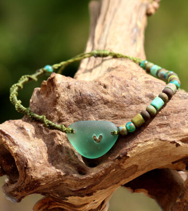 Armband mit grüner Strandscherbe mit von Hand gebohrtem Herz und Aged Picasso Mix Perlen - Makramee