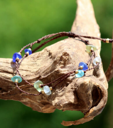 Schmuck aus Meerglas - Armband mit vielen kleinen blauen Perlen aus Mehrglas.