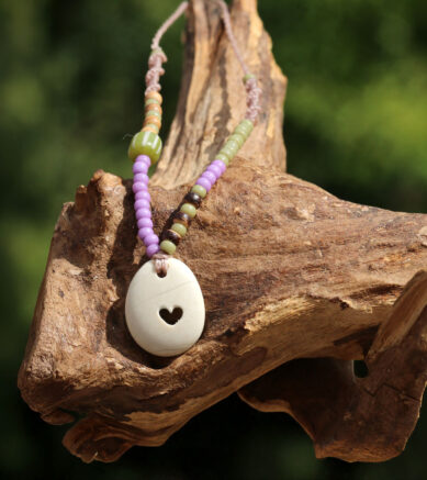 Halsband mit Strandstein mit von Hand gebohrtem Herz, Rocailles und Kokosnuss - Ethno-Schmuck