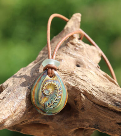 Schmuck aus Keramik mit Strandgut kombiniert, Halskette Fernweh. Farn mit Seeglas / Strandglas am Lederband.