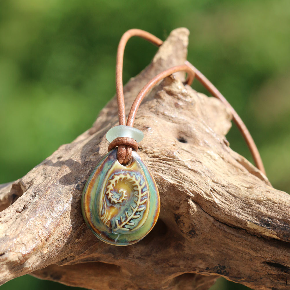 Schmuck aus Keramik mit Strandgut kombiniert, Halskette Fernweh. Farn mit Seeglas / Strandglas am Lederband.