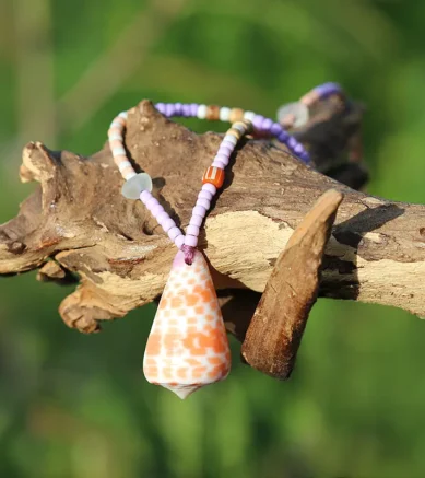 Schmuck / Halskette mit Muschel / Kegelschnecke, Seeglas / Strandglas und Kokos- und Ethno-Perlen in Orange - Flieder