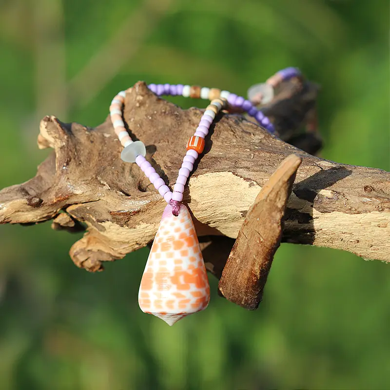 Schmuck / Halskette mit Muschel / Kegelschnecke, Seeglas / Strandglas und Kokos- und Ethno-Perlen in Orange - Flieder