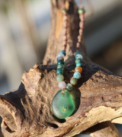 Hippie - Schmuck - Makramee-Halskette mit Strandscherbe / Seeglas mit von Hand gebohrtem Herz