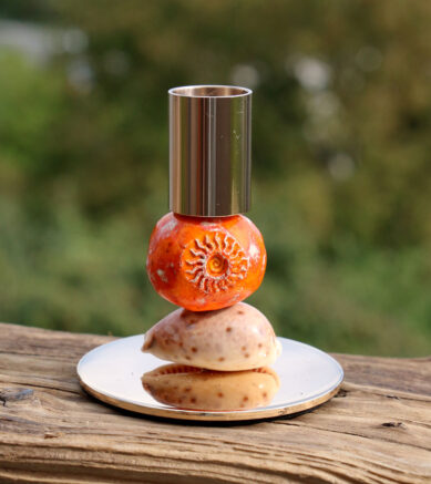 Kerzenständer Leuchtturm mit Muschel und gebrannter Keramik - Sonne in Orange.