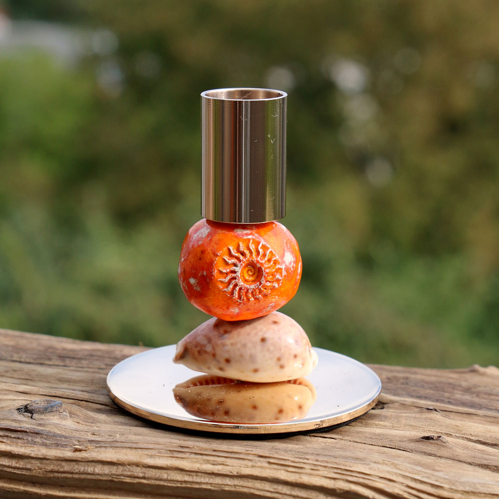Kerzenständer Leuchtturm mit Muschel und gebrannter Keramik - Sonne in Orange.