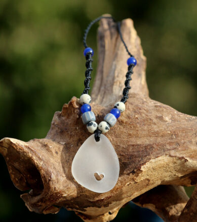 Makramee-Schmuck - Salzwasserherz. Halskette mit Seeglas / Strandscherbe mit von Hand gebohrtem Herz.