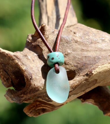 Schmuck - Lederband mit Ethno-Perle und Seeglas, Meerglas, Keramikperle, Halskette, türkis