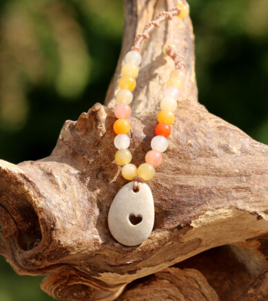 Schmuck aus Kieselsteinen / Strandsteinen - Halskette mit Jade und gebohrtem Herz
