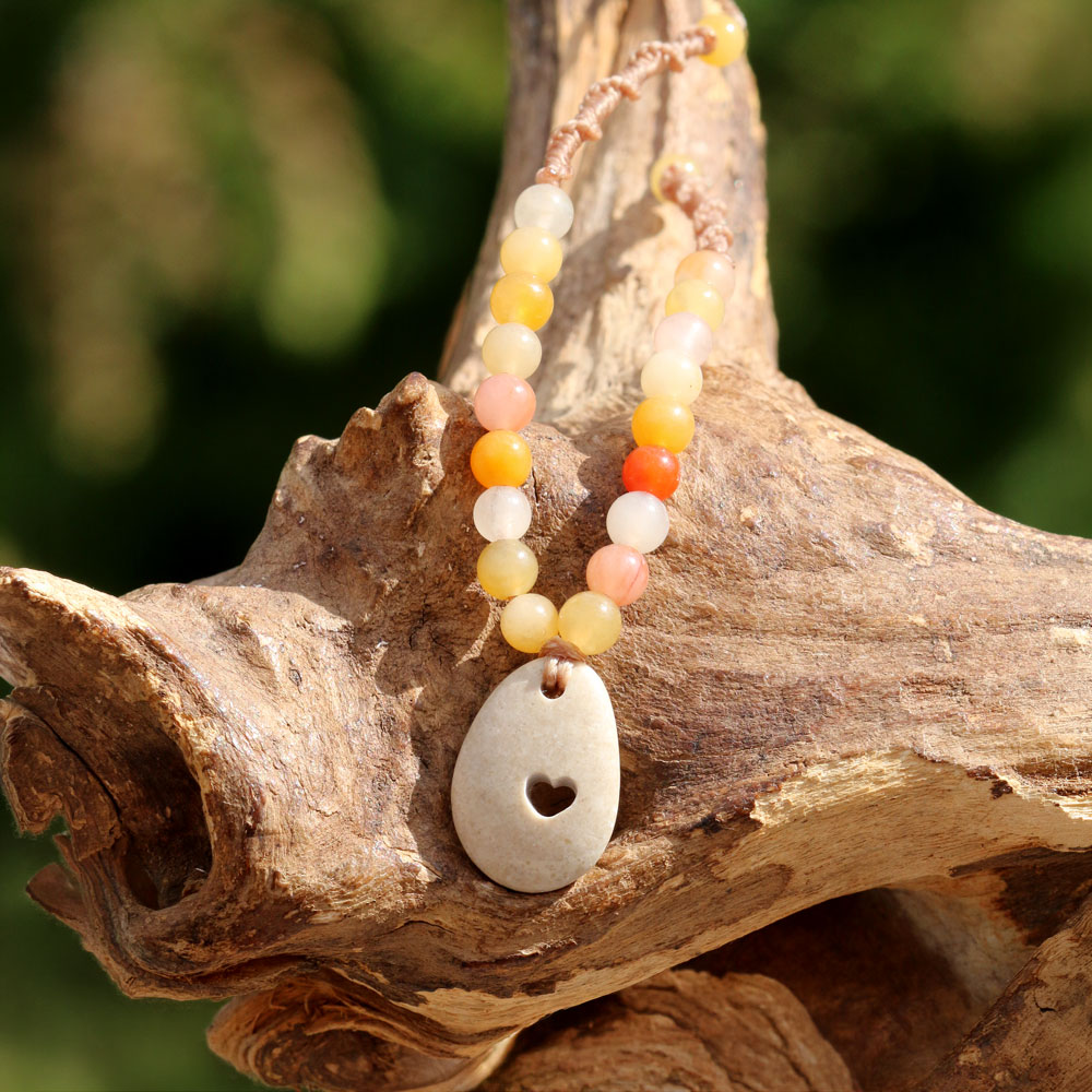 Schmuck aus Kieselsteinen / Strandsteinen - Halskette mit Jade und gebohrtem Herz