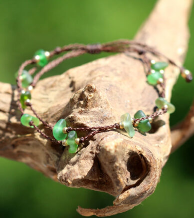 Schmuck aus Strandglas - Armband mit vielen kleinen grünen Perlen aus Seeglas.