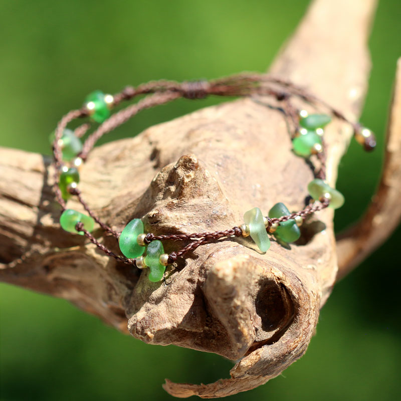 Schmuck aus Strandglas - Armband mit vielen kleinen grünen Perlen aus Seeglas.