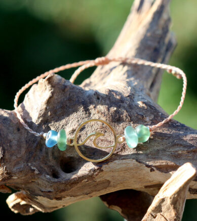 Zartes Armband mit Welle aus Edelstahl in der Farbe Gold und Seeglas / Meerglas.