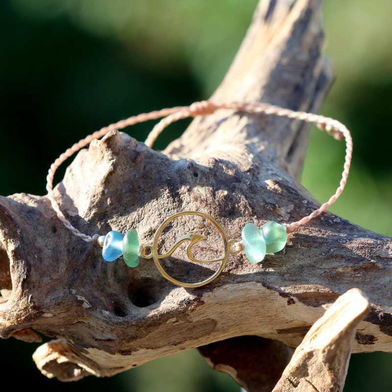 Zartes Armband mit Welle aus Edelstahl in der Farbe Gold und Seeglas / Meerglas.