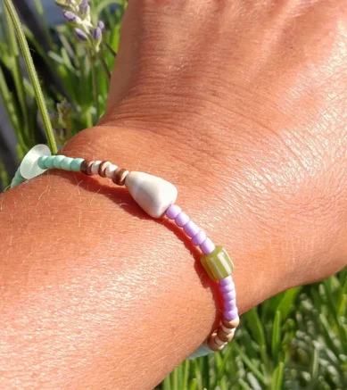 Buntes Perlenarmband mit Kegelschnecke / Muschel und Seeglas