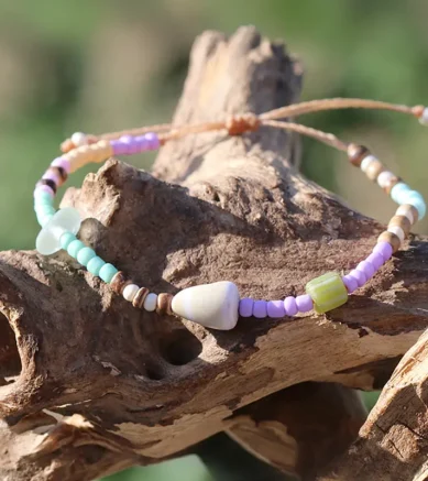 Buntes Perlenarmband mit Kegelschnecke / Muschel und Meerglas