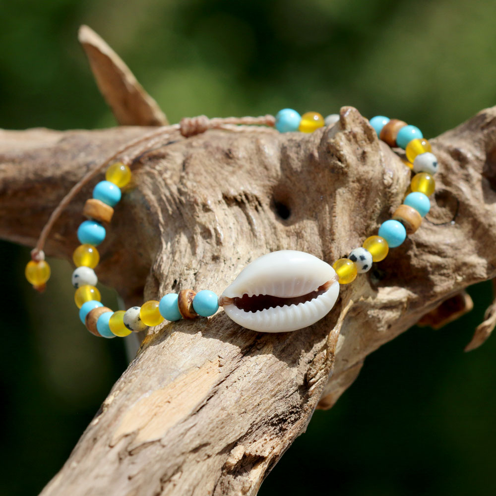Armband mit Kaurimuschel, Kokos- und Jade - Perlen in Gelb und Türkis