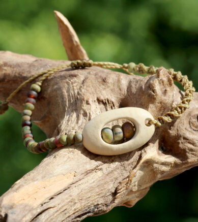 Wie innen so außen - Armband mit gefülltem Strandstein / Kieselstein und Aged Picasso Perlen