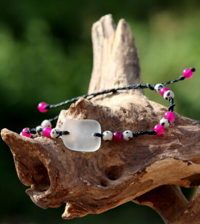Armband mit Seeglas und Dalmatinerperlen, Schwarz / Weiß / Pink