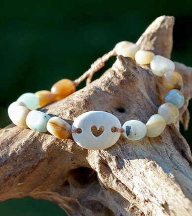 Armband mit griechischem Strandstein mit von Hand gebohrterm Herz und Natursteinperlen aus Amazonit