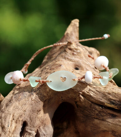 Schmuck aus Seeglas - Armband mit Herz und Puka-Muscheln