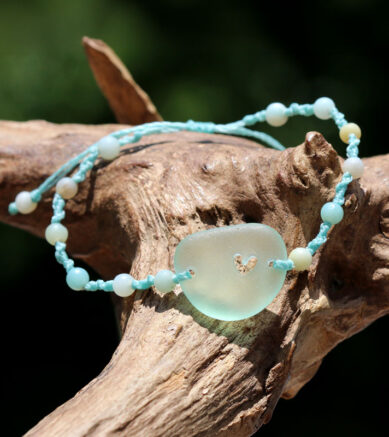Armband mit Seeglas / Meerglas mit von Hand gebohrtem Herz mit Perlen aus Amazonit. Schmuck aus Strandgut