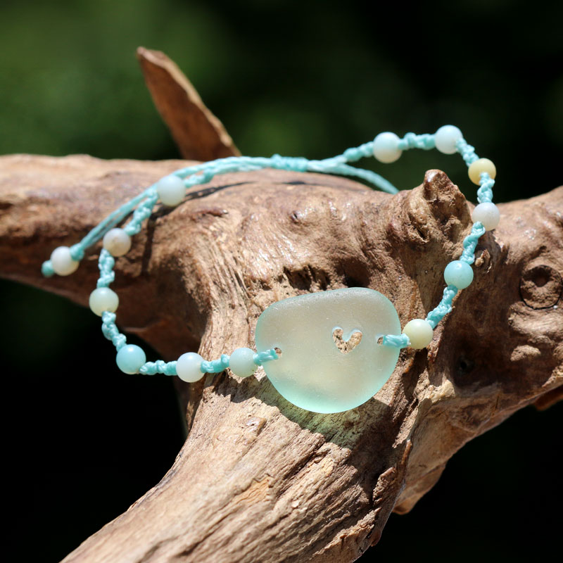 Armband mit Seeglas / Meerglas mit von Hand gebohrtem Herz mit Perlen aus Amazonit. Schmuck aus Strandgut