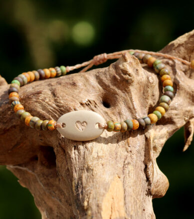 Armband mit griechischem Strandstein mit von Hand gebohrterm Herz und Aged Picasso Perlen.