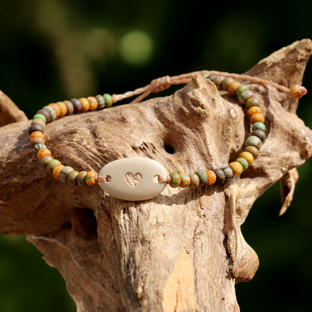 Armband mit griechischem Strandstein mit von Hand gebohrterm Herz und Aged Picasso Perlen.