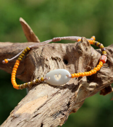Armband mit Kieselstein / Strandstein mit Herz und Ethno-Perlen.