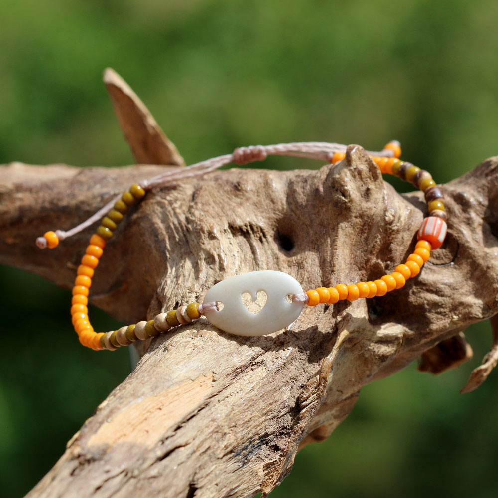 Armband mit Kieselstein / Strandstein mit Herz und Ethno-Perlen.