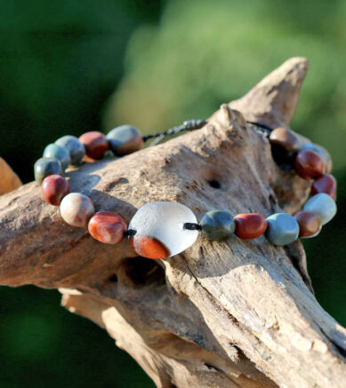 Armband Rotes Meer mit zweifarbigem Strandglas / Meerglas und Perlen aus Naturstein