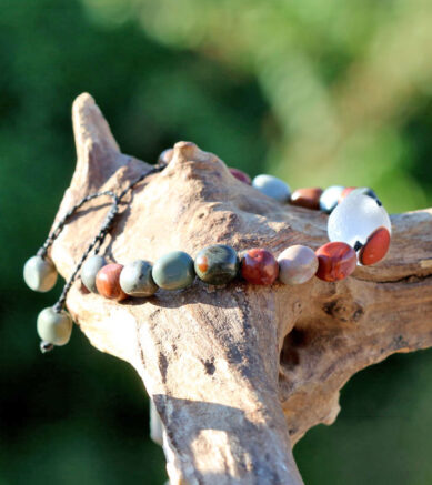 Armband Rotes Meer mit zweifarbigem Strandglas / Meerglas und natürlichen Steinperlen