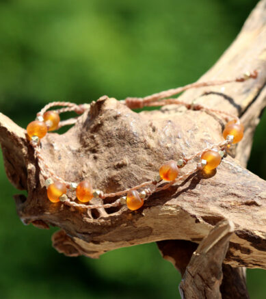 Makramee-Armband im Hippie-Look mit Perlen aus Bernstein und kleinen Messingperlen