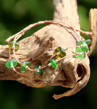 Schmuck aus Strandglas - Armband mit vielen kleinen grünen Perlen aus Seeglas.